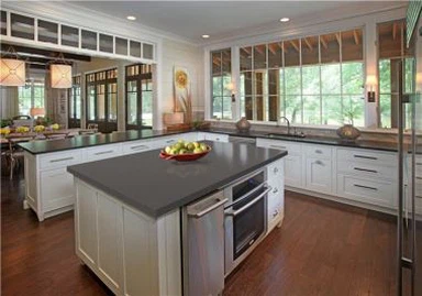 회색 석영 조리대가 있는 주방