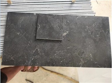 짙은 회색 석회암