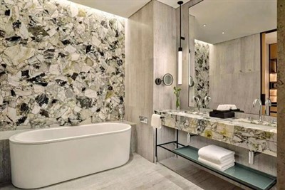 밝은 녹색 대리석 욕실